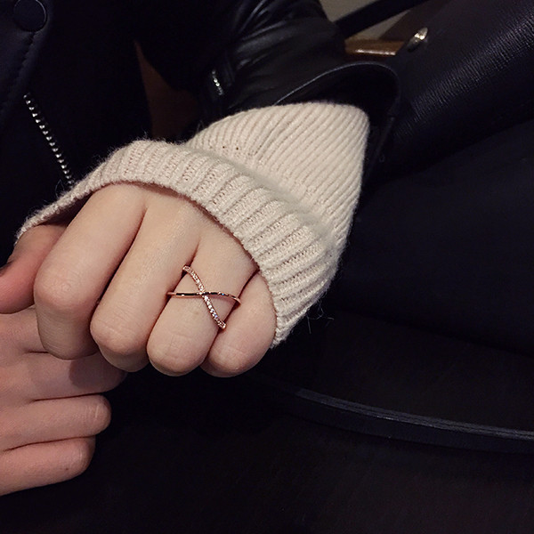 Inel cruce de damă elegant de culoare aurie