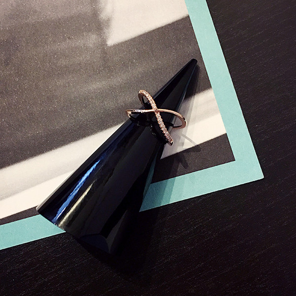 Inel cruce de damă elegant de culoare aurie