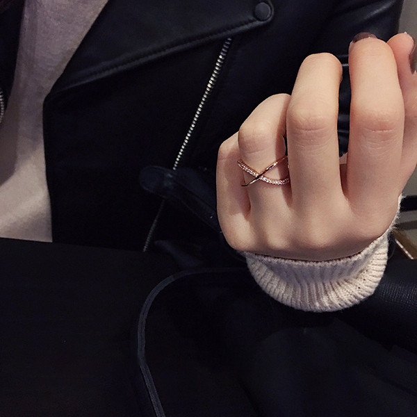 Inel cruce de damă elegant de culoare aurie