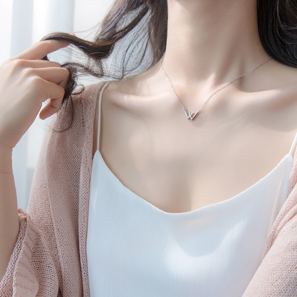 Colier de dama modern de culoare argintie