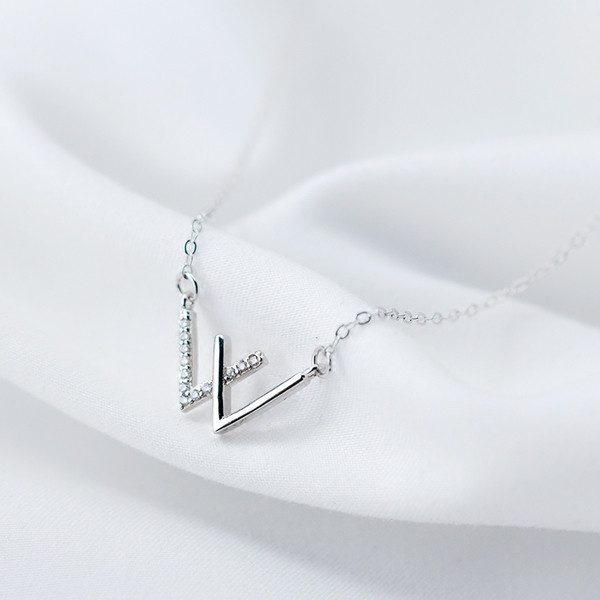 Colier de dama modern de culoare argintie