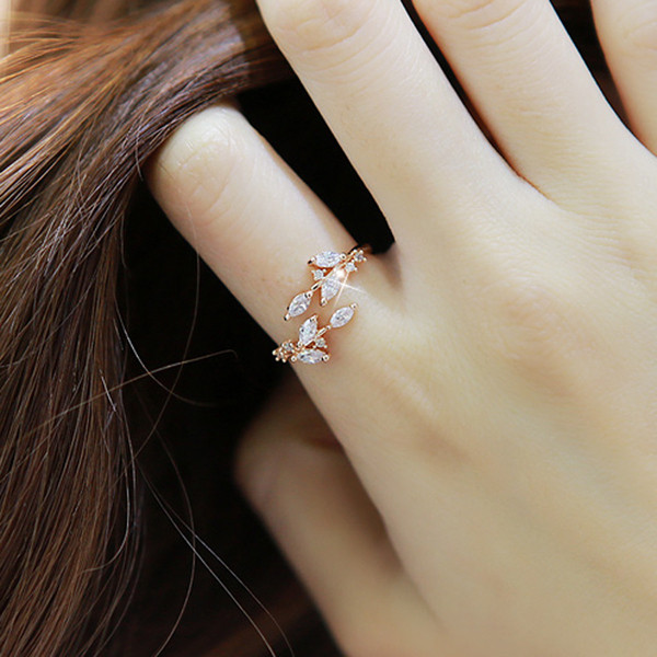 Modern, kövekkel díszített női gyűrű három színben