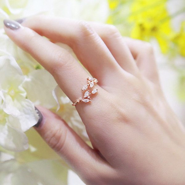 Modern, kövekkel díszített női gyűrű három színben