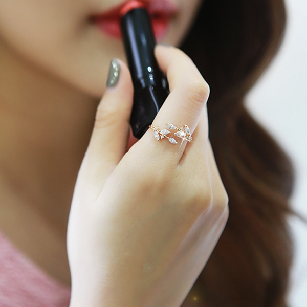 Modern, kövekkel díszített női gyűrű három színben