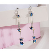 Női fülbevaló kövekkel és medálokkal ezüst színben