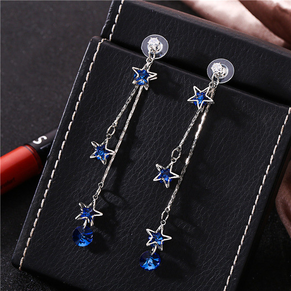 Női fülbevaló kövekkel és medálokkal ezüst színben