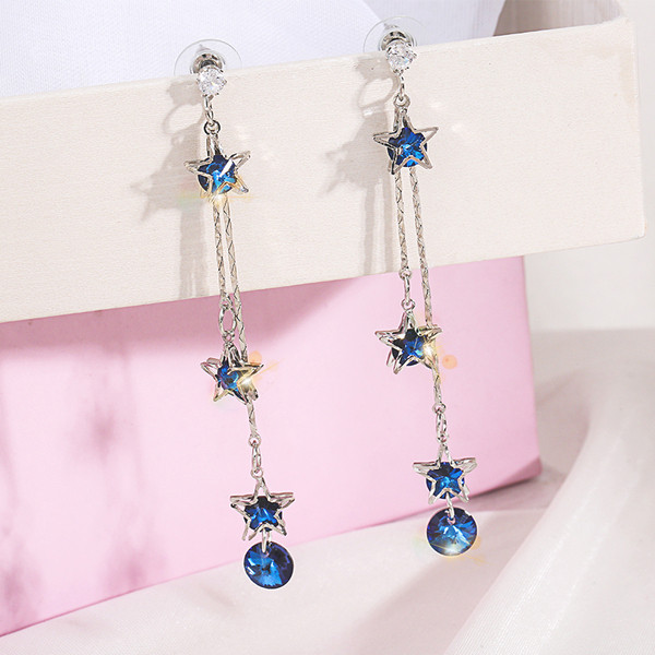 Női fülbevaló kövekkel és medálokkal ezüst színben