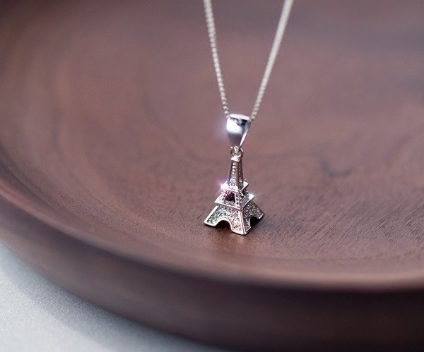 Colier de dama modern cu pandantiv de culoare argintie