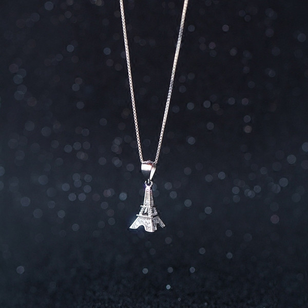 Colier de dama modern cu pandantiv de culoare argintie