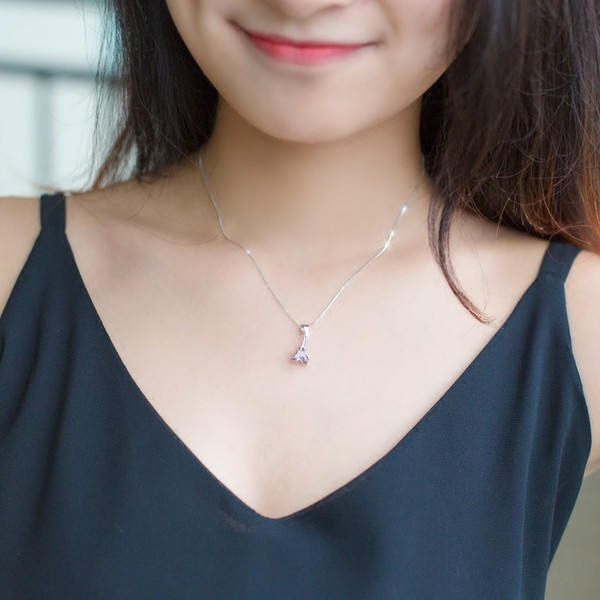 Colier de dama modern cu pandantiv de culoare argintie