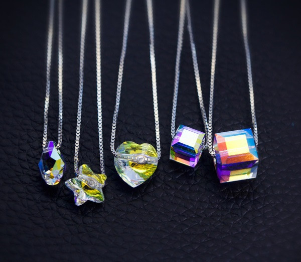 Modern női nyaklánc különböző formájú kövekkel