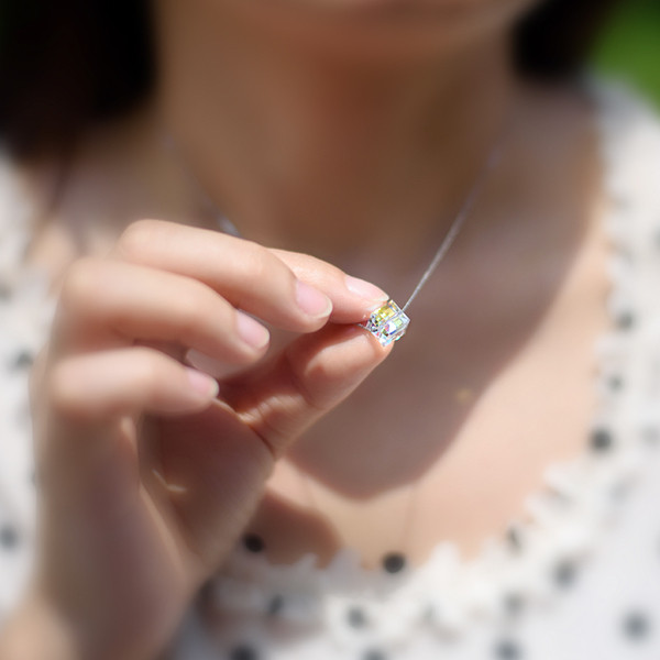 Modern női nyaklánc különböző formájú kövekkel