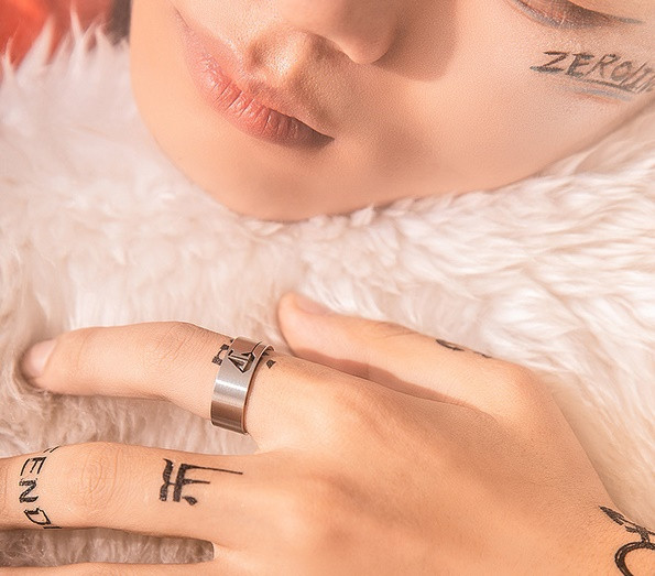 Modern férfi gyűrű ezüst színben