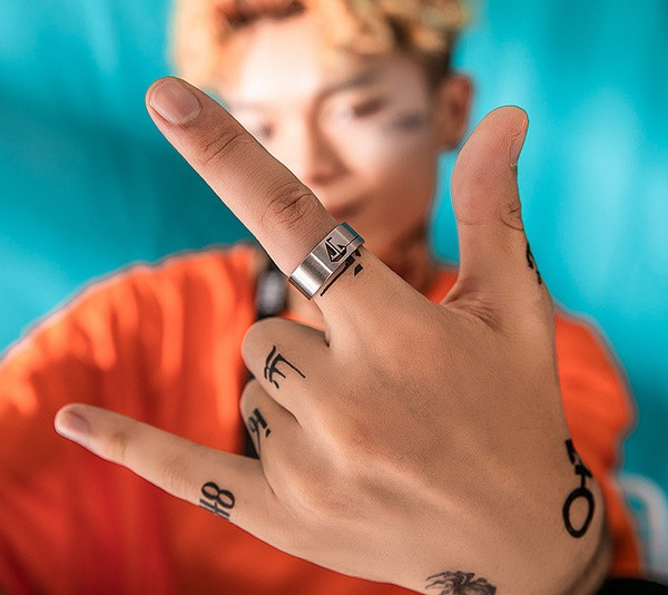 Modern férfi gyűrű ezüst színben