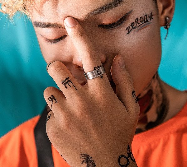 Modern férfi gyűrű ezüst színben