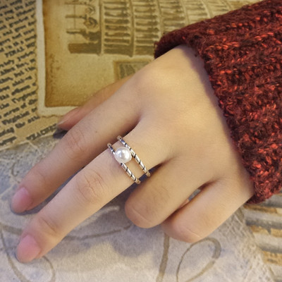 Стилен дамски пръстен с декорация перли