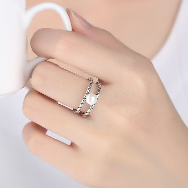 Stílusos női gyűrű gyöngy díszítéssel