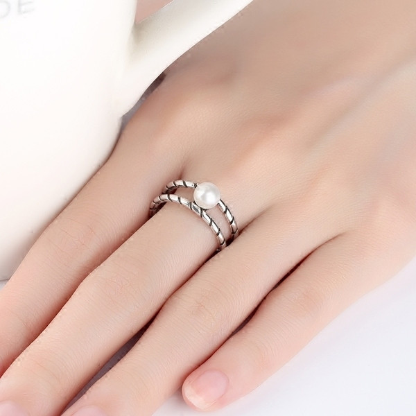 Stílusos női gyűrű gyöngy díszítéssel