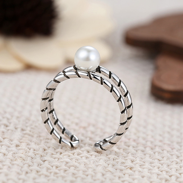 Stílusos női gyűrű gyöngy díszítéssel