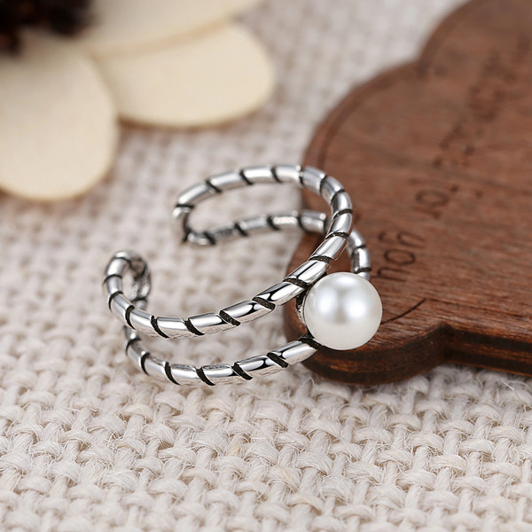 Stílusos női gyűrű gyöngy díszítéssel