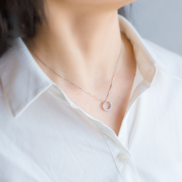 Stílusos női nyaklánc kövekkel, ezüst színben