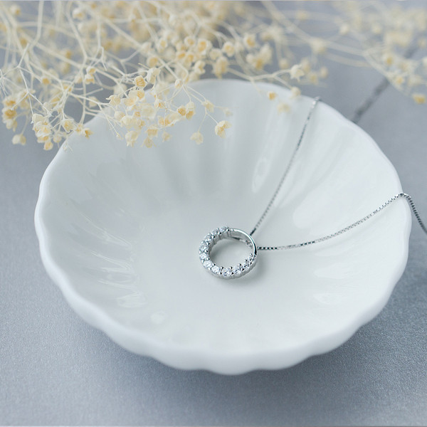 Stílusos női nyaklánc kövekkel, ezüst színben