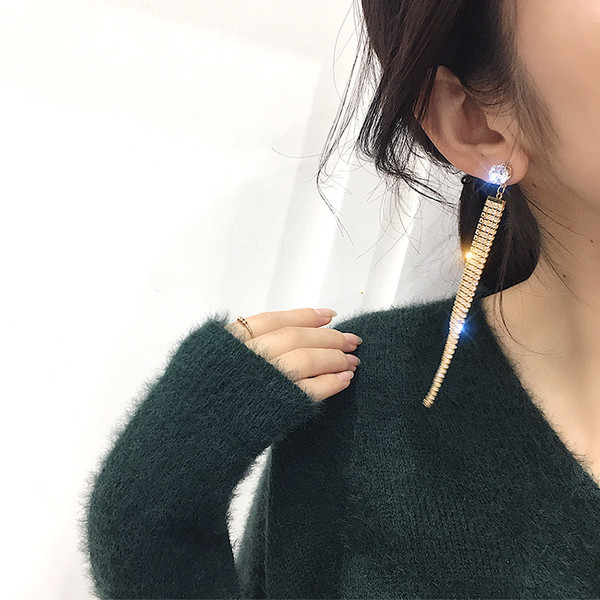 Cercei eleganti de dama cu pietre decorative in doua culori