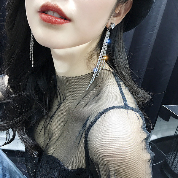 Cercei eleganti de dama cu pietre decorative in doua culori