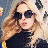 Modern női napszemüveg nem szabványos formával, többféle színben