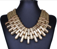 Κομψή κυρία κολιέ σε τρία χρώματα