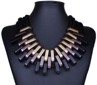 Κομψή κυρία κολιέ σε τρία χρώματα