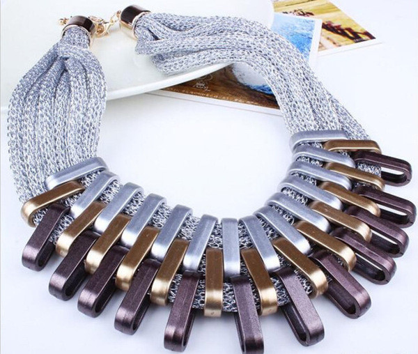 Κομψή κυρία κολιέ σε τρία χρώματα