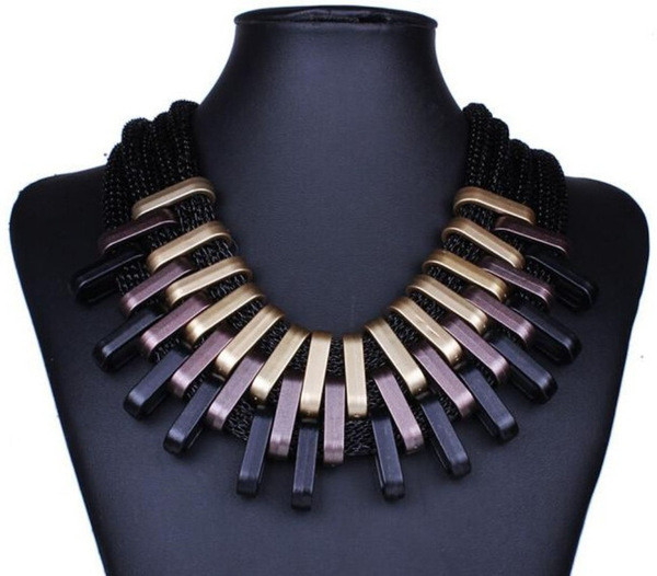 Κομψή κυρία κολιέ σε τρία χρώματα