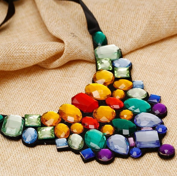 Colier de damă modern colorat