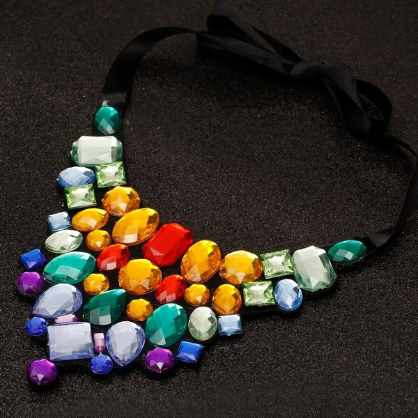 Colier de damă modern colorat