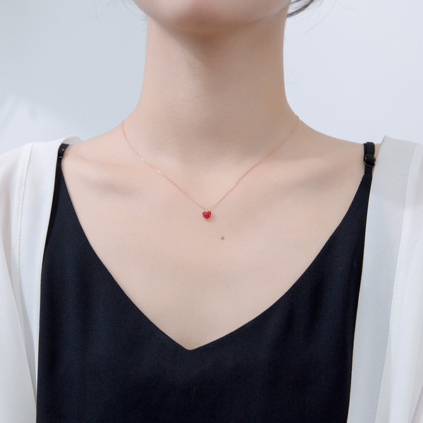 Modern női nyaklánc két színben, piros medállal