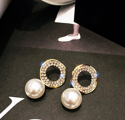 Elegáns női fülbevaló kövekkel és gyöngyökkel