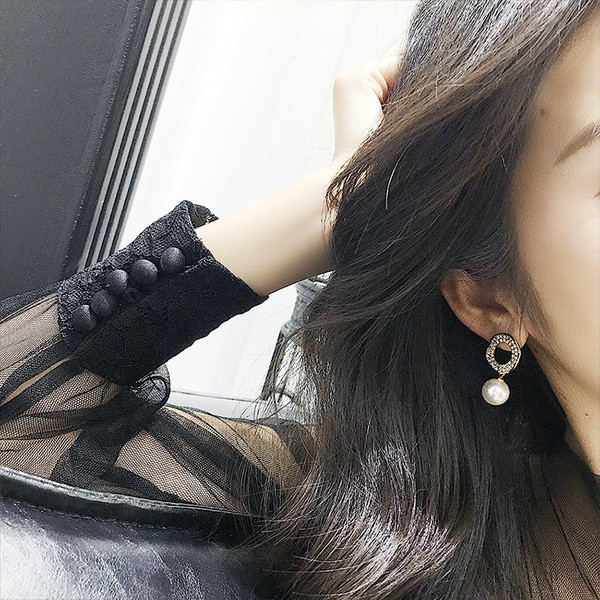 Elegáns női fülbevaló kövekkel és gyöngyökkel