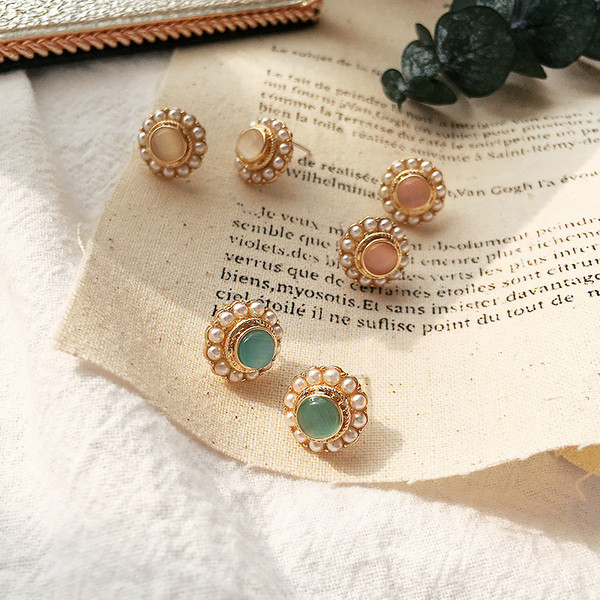 Cercei eleganti de dama cu perle in trei culori