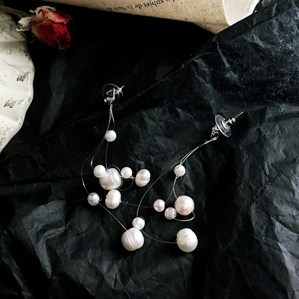 Cercei lungi de dama cu perle de culoare argintie