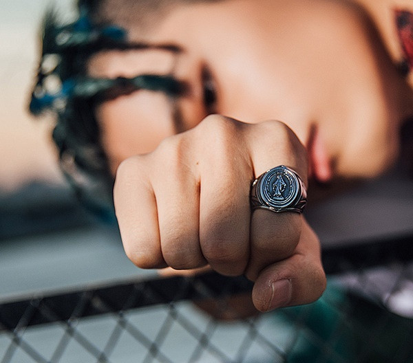 Актуален мъжки пръстен в сребрист цвят