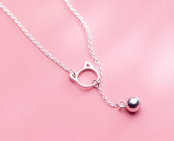 Modern női nyaklánc medállal, ezüst színben