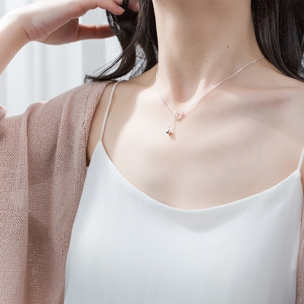 Modern női nyaklánc medállal, ezüst színben