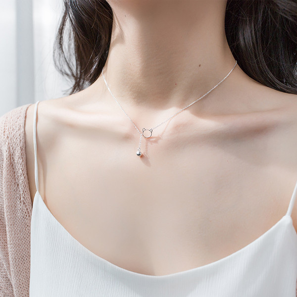 Modern női nyaklánc medállal, ezüst színben