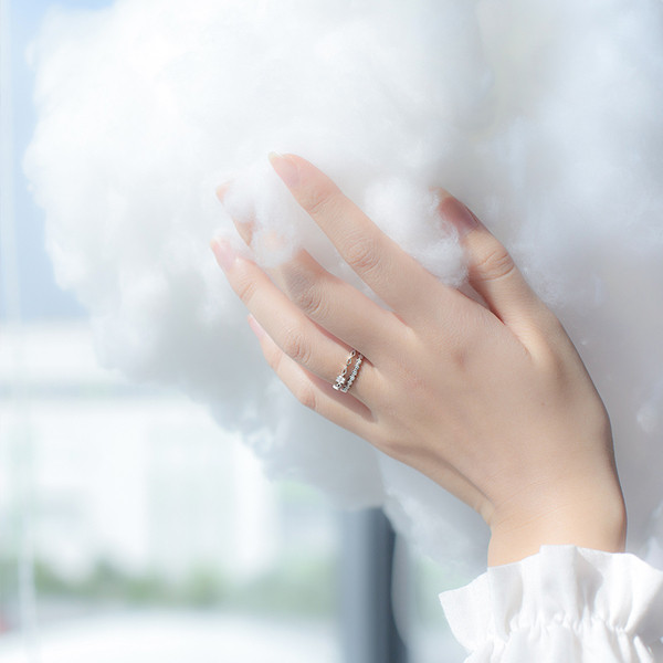 Κομψό δαχτυλίδι κυρίες σε ασημί χρώμα