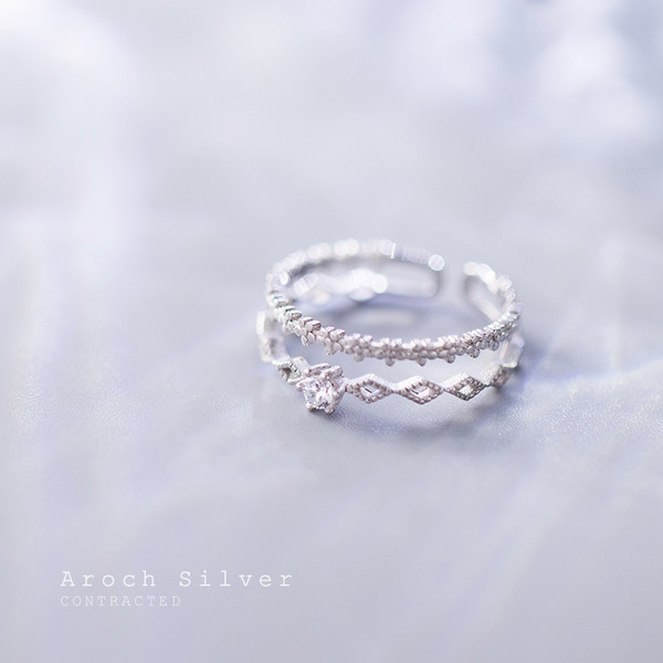 Κομψό δαχτυλίδι κυρίες σε ασημί χρώμα