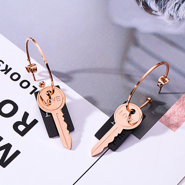 Cercei casual de damă cu pandantiv și inscripție