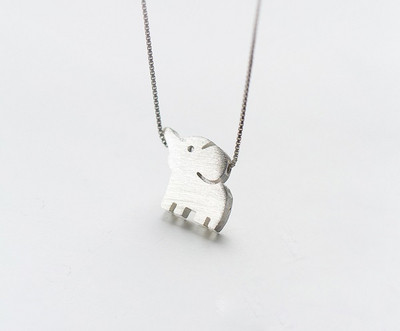 Μοντέρνο γυναικείο κολιέ σε ασημένιο χρώμα μεστοιχείο