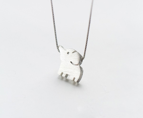 Μοντέρνο γυναικείο κολιέ σε ασημένιο χρώμα μεστοιχείο