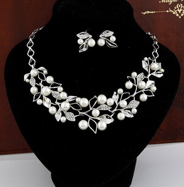 Μοντέρνο γυανικείο σετ που περιλαμβάνει περιδέραιο και σκουλαρίκια σε δύο χρώματα